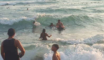 Hatay’da denizde akıntıya kapılan 3 kız çocuğu mevtle burun buruna geldi
