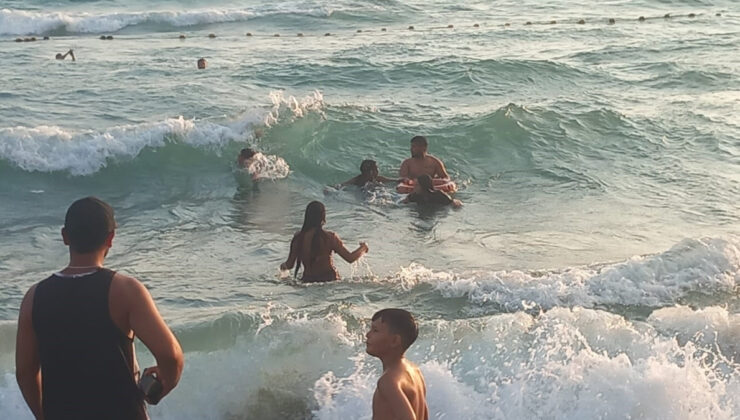 Hatay’da denizde akıntıya kapılan 3 kız çocuğu mevtle burun buruna geldi