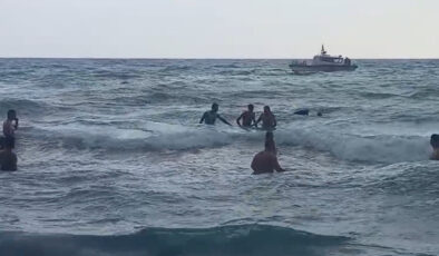 Hatay’da denize giren şahıs az kalsın boğuluyordu: O anlar kamerada