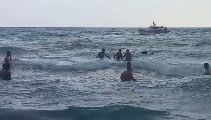 Hatay’da denize giren şahıs az kalsın boğuluyordu: O anlar kamerada