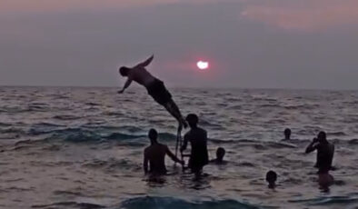 Hatay’da denizin ortasına merdiven kurdular