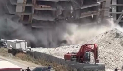 Hatay’da zelzeleden etkilenen binanın yıkım anları