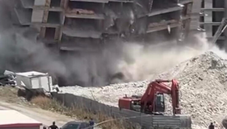 Hatay’da zelzeleden etkilenen binanın yıkım anları