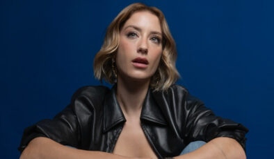 Hazal Kaya yaz imajını paylaştı: “Sarışınlar daha çok eğleniyor”