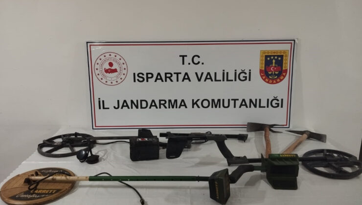Isparta’da yakalanan 4 şahısta kazma ve dedektörler ele geçirildi