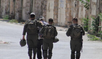 İsrail, Batı Şeria’da ateşle yaraladığı Filistinliyi gözaltına aldı