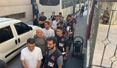 İstanbul merkezli FETÖ operasyonunda yakalanan 51 zanlı adliyede