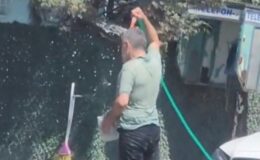 İstanbul sıcağından bunaldı: Hortumla hem kendini hem de aracını yıkadı