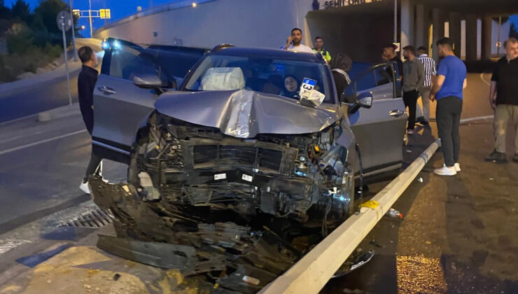 İstanbul’da araba elektrik direğine çarptı: 1’i çocuk 2 yaralı