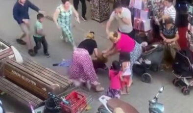İstanbul’da bayanların arbedesi kamerada: Saçından tutup yerde sürüklediler