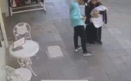 İstanbul’da bir şahıs yolda bulduğu altın kesesini alıp uzaklaştı