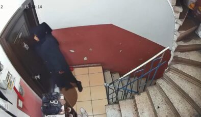 İstanbul’da dairenin kapısını dinleyip kartla açmaya çalışan bayan ses duyunca kaçtı