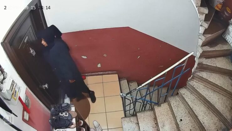 İstanbul’da dairenin kapısını dinleyip kartla açmaya çalışan bayan ses duyunca kaçtı