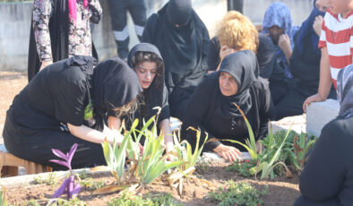 İstanbul’da öldürülen Ayşe Tokyaz’ın mezarı başında duygusal anlar yaşandı