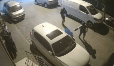 İstanbul’da park halindeki arabaya silahlı atak: Güvenlik kamerasına takıldılar