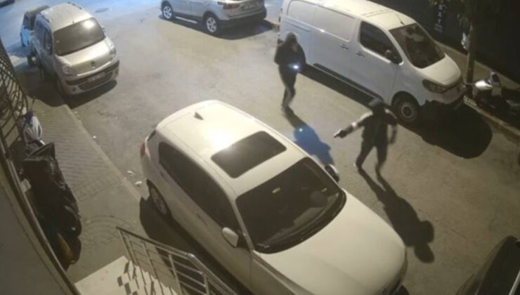 İstanbul’da park halindeki arabaya silahlı atak: Güvenlik kamerasına takıldılar