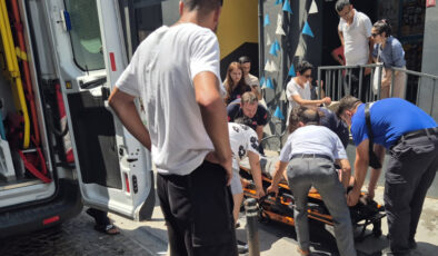 İstanbul’da pedalları karıştıran bayan şoför kaza yaptı