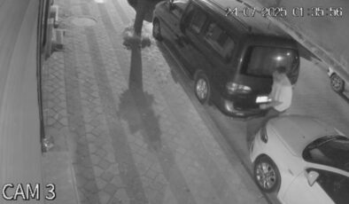 İstanbul’da plaka hırsızlığı kamerada: Plakaları dakikalar içinde çıkardılar