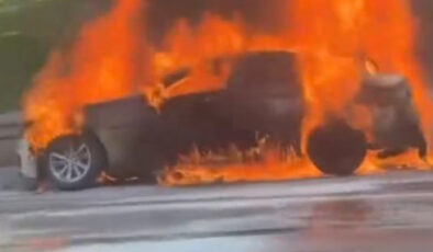 İstanbul’da seyir halindeki araba alev aldı