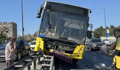 İstanbul’da seyir halindeki İETT otobüsü, çelik bariyerlerde asılı kaldı