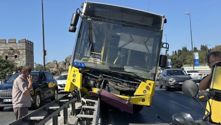 İstanbul’da seyir halindeki İETT otobüsü, çelik bariyerlerde asılı kaldı