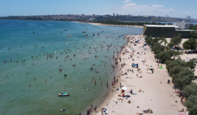 İstanbul’da sıcak hava tesirini gösterdi: Vatandaşlar Menekşe Plajı’na akın etti