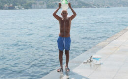 İstanbul’da sıcak havadan bunalanlar denize girdi