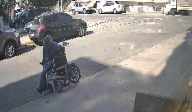 İstanbul’da tekerlekli sandalye ile kaldırımdan düştü, esnaf yetişti