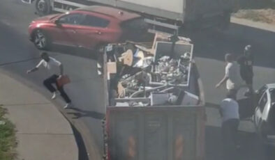 İstanbul’da trafik hengamesinde kaygı dolu anlar kamerada: Keserle saldırdı