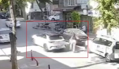 İstanbul’da yokuşta zorlanan kağıt toplayıcısına polis yardım etti