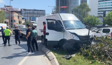 İstanbul’da yolun karşısına geçmeye çalışan ikili panelvan çarptı