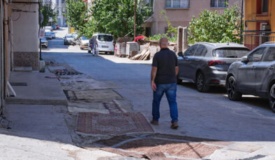 İzmir’de altyapı çalışmaları yarım kaldı: Mahalleli bozuk yola halı serdi