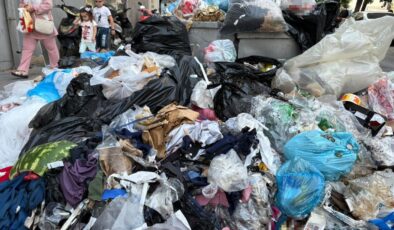 İzmir’de grev olmasa da sokaklar çöp dolu