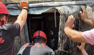 Kahramanmaraş’ta hafif ticari aracın sitenin bahçesine düştü kaza, kamerada