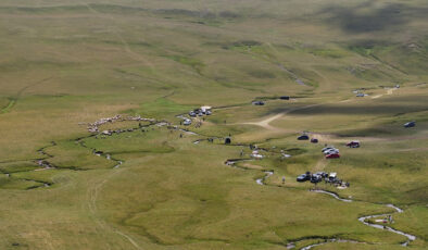 Karadeniz’in doruğundaki yaylalara turistler ağır ilgi gösteriyor