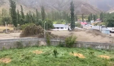 Kars’ta şiddetli yağış: Selin geliş anı kamerada