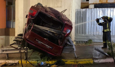 Kocaeli’de araba, çarptığı bariyerde asılı kaldı: 2 kişi hayatını kaybetti