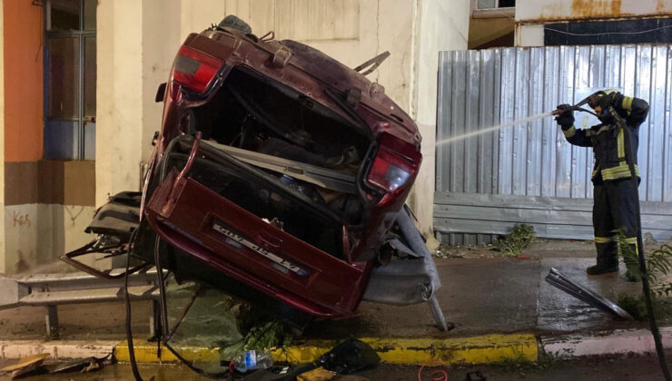 Kocaeli’de araba, çarptığı bariyerde asılı kaldı: 2 kişi hayatını kaybetti