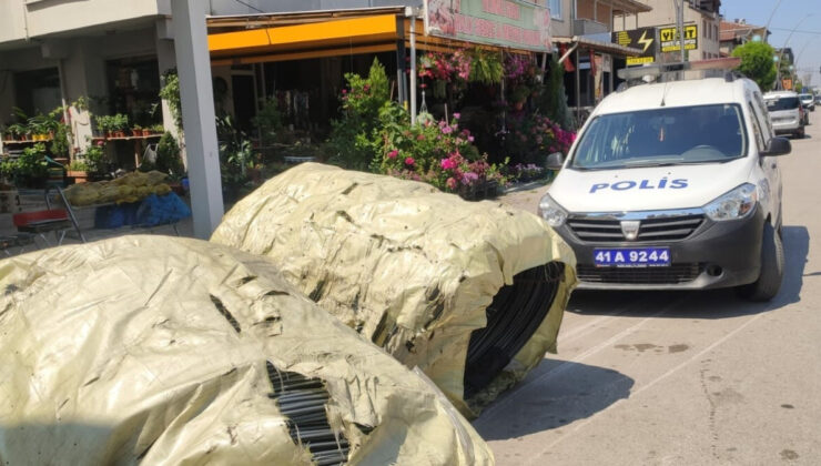 Kocaeli’de tırdan düşen çelik halat rulolar araçlara çarptı