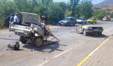 Malatya’da elektrik direğine çarpan araba ikiye ayrıldı: Şoför ağır yaralandı