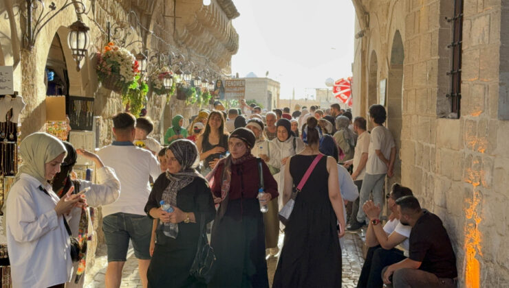 Mardin’de termometreler 40 dereceyi aştı: Sıcağa karşın turist akını devam etti