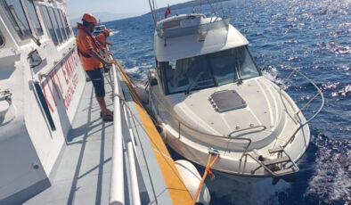 Muğla açıklarında su alan teknedeki 9 kişi kurtarıldı