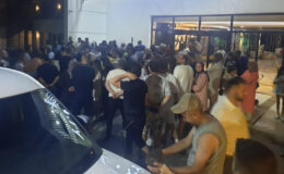 Muğla’da elektrik kesintisi nedeniyle klimalar çalışmayınca, müşteriler reaksiyon gösterdi