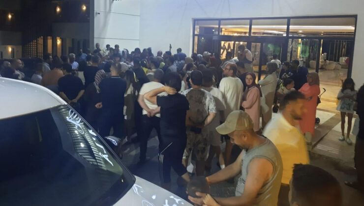 Muğla’da elektrik kesintisi nedeniyle klimalar çalışmayınca, müşteriler reaksiyon gösterdi