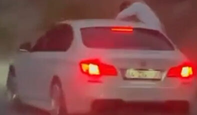 Muğla’da trafikte reaksiyon çeken imaj: Camdan sarktı, sigara izmaritini yola attı