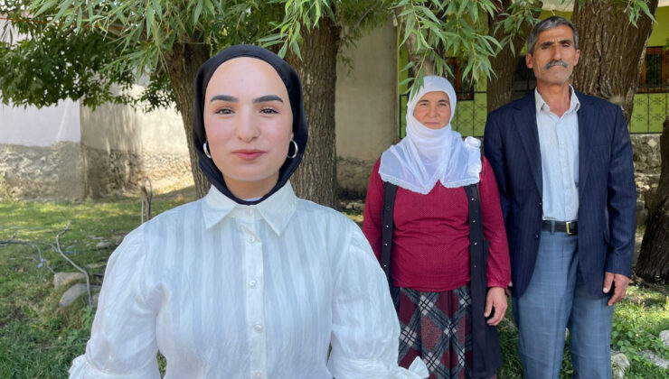 Muş’ta imtihan çıkışı çiçekle karşılanan Çimen, imtihan sonucuyla gururlandırdı