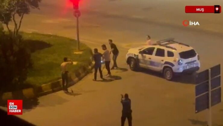Muş’ta silahlı ve sopalı arbede kamerada: Polis havaya ateş açtı