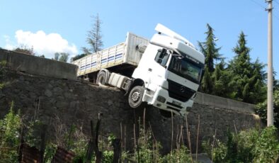 Ordu’da freni boşalan tır yola sürüklendi: İstinat duvarında asılı kaldı