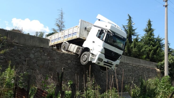 Ordu’da freni boşalan tır yola sürüklendi: İstinat duvarında asılı kaldı
