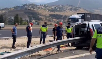 Osmaniye’de hafif ticari araç bariyerlere ok üzere saplandı